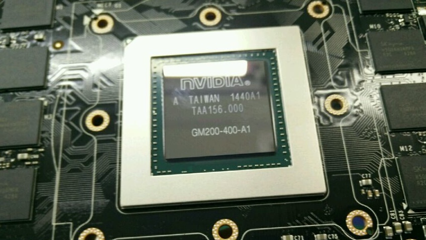 Nvidia GM200: Big Maxwell posiert neben 12 GB GDDR5