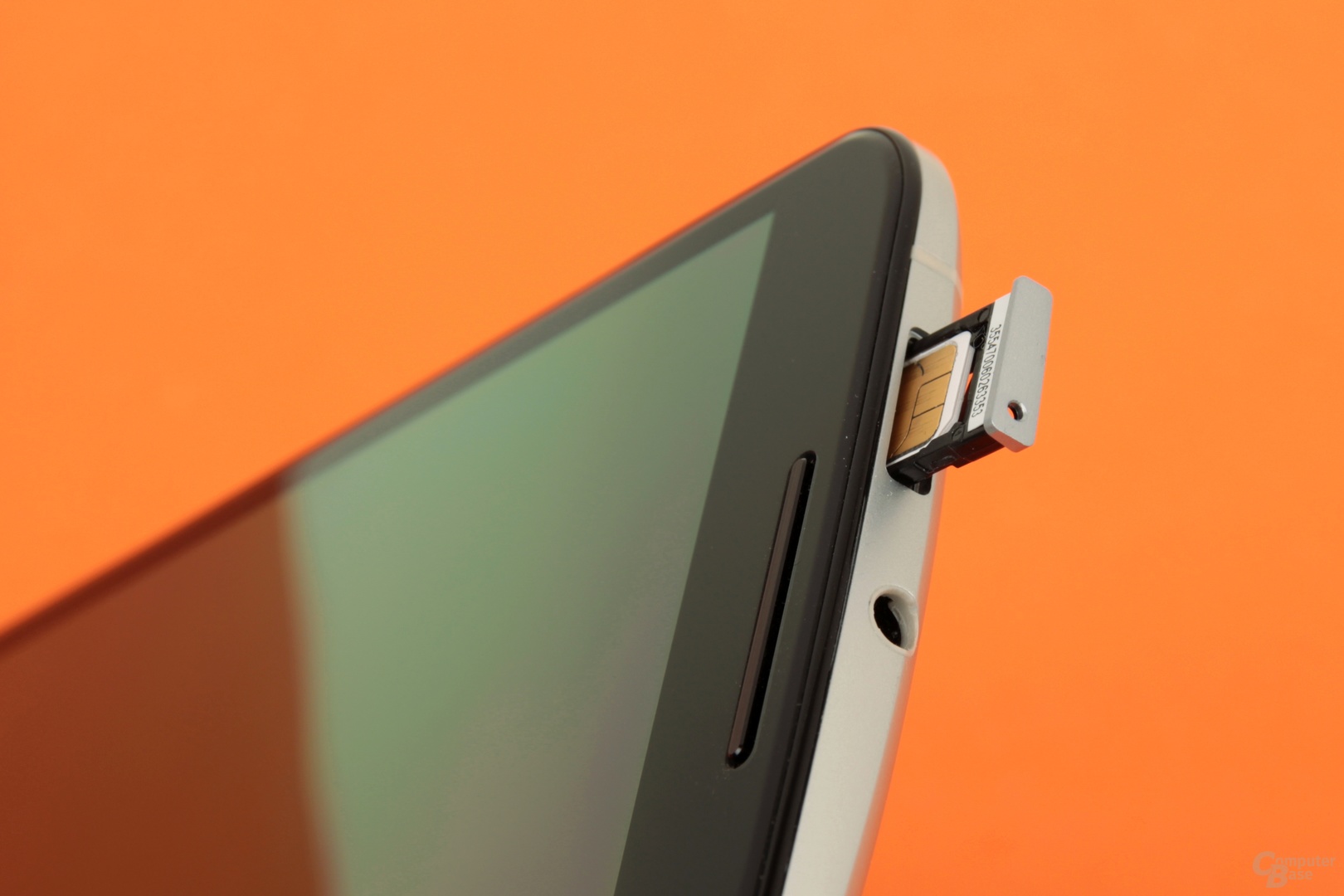 Die Nano-SIM-Karte wird in einen Schacht am Kopfende des Nexus 6 eingelegt