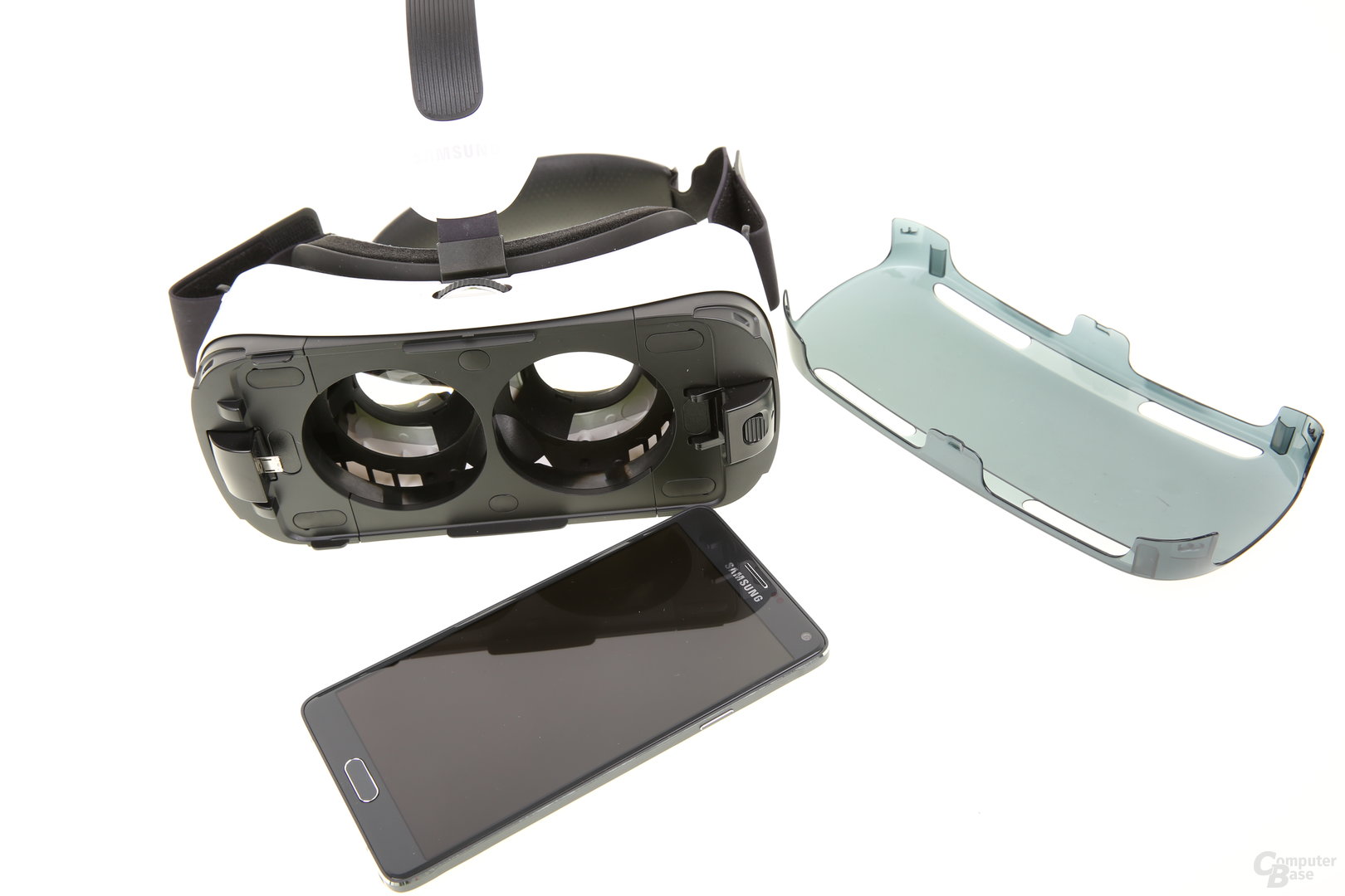 Das Gear VR in Einzelteilen: VR-Halterung, Galaxy Note 4 und durchsichtige Frontblende