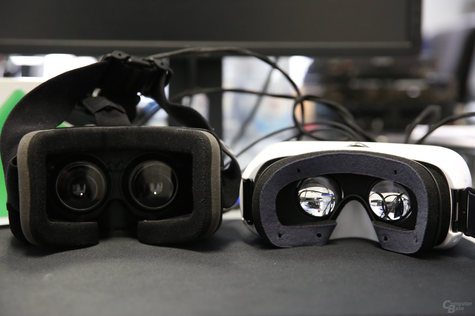 Die VR-Brillen im Größenvergleich: Oculus Rift DK2 (links) vs. Samsung Gear VR (rechts)