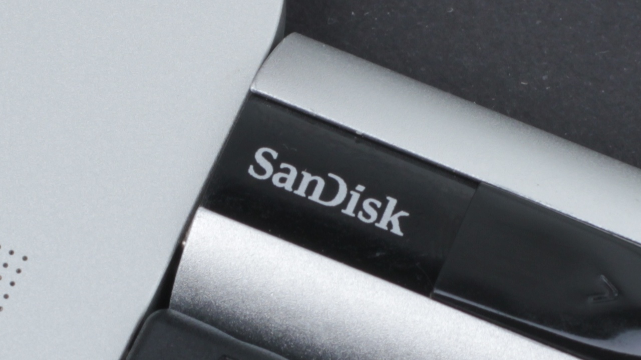 SanDisk Dual: Stecker von Typ C und A an einem USB-Stick