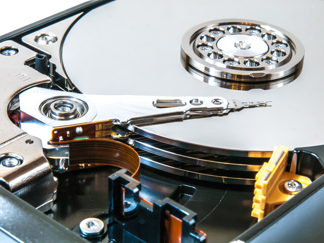 Schreib-/Lesekopf und Magnetscheiben einer HDD
