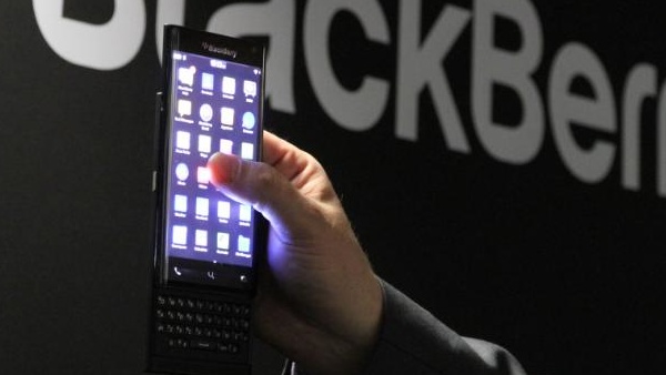 BlackBerry: Slider mit beidseitig gebogenem Display folgt Torch
