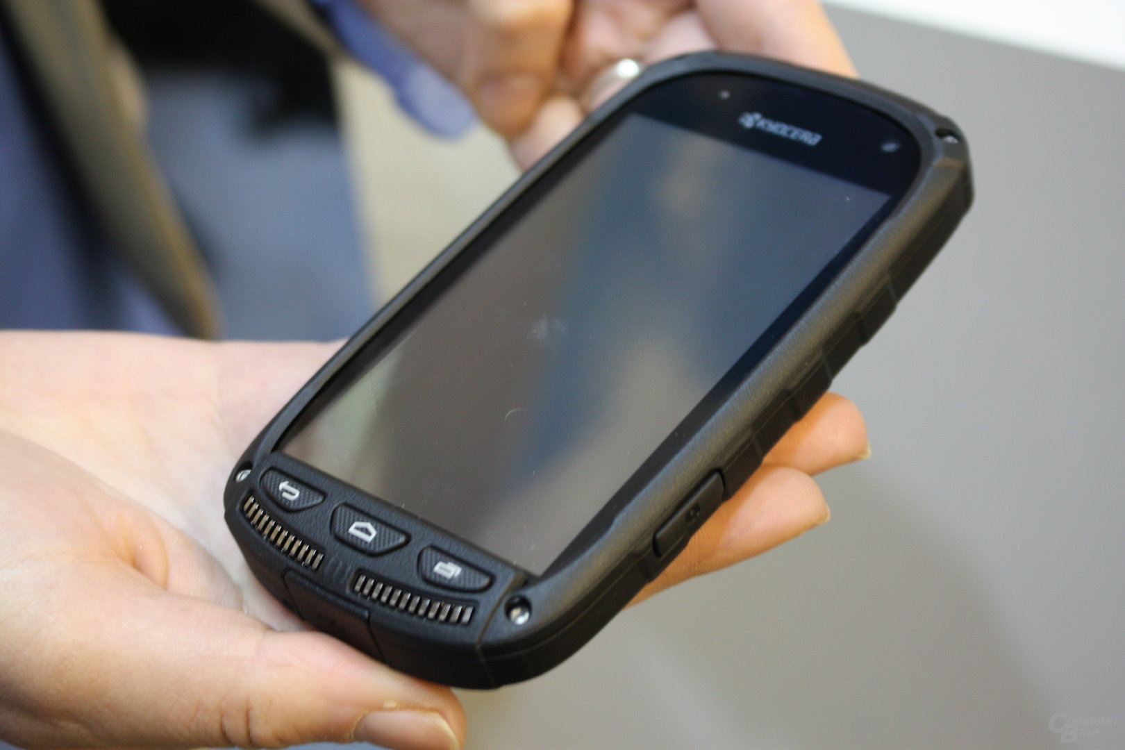 Prototyp des Kyocera-Smartphones mit Solarzellen unter dem Touchscreen