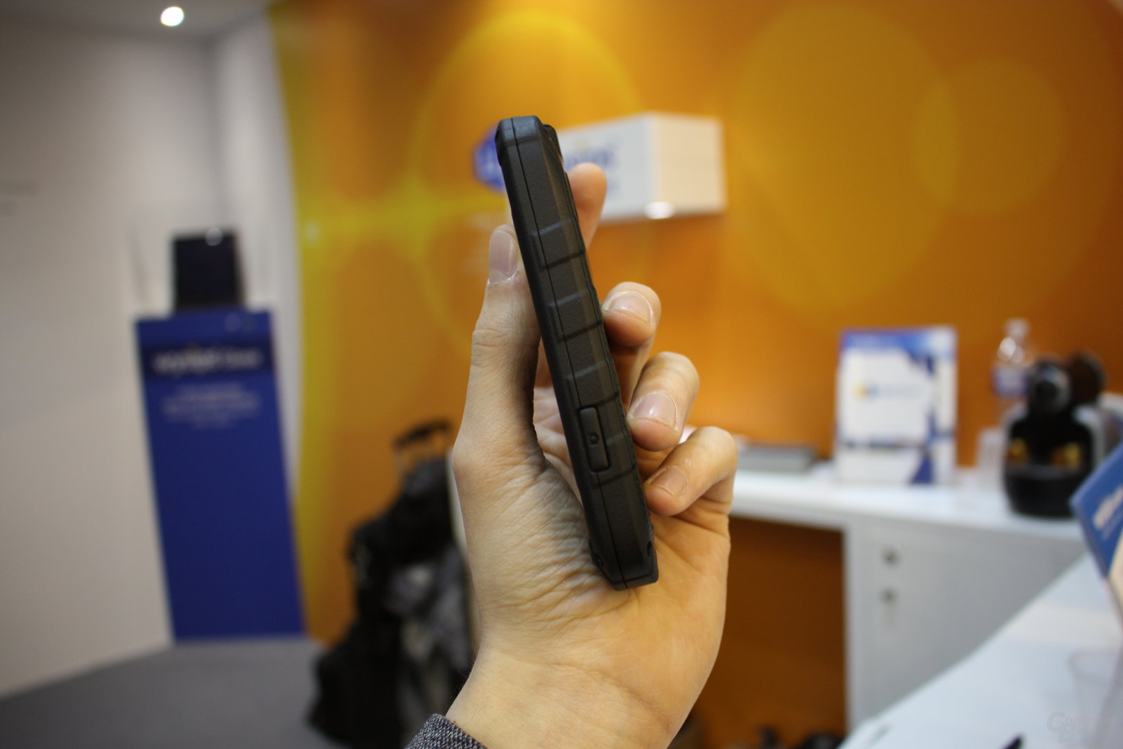 Prototyp des Kyocera-Smartphones mit Solarzellen unter dem Touchscreen