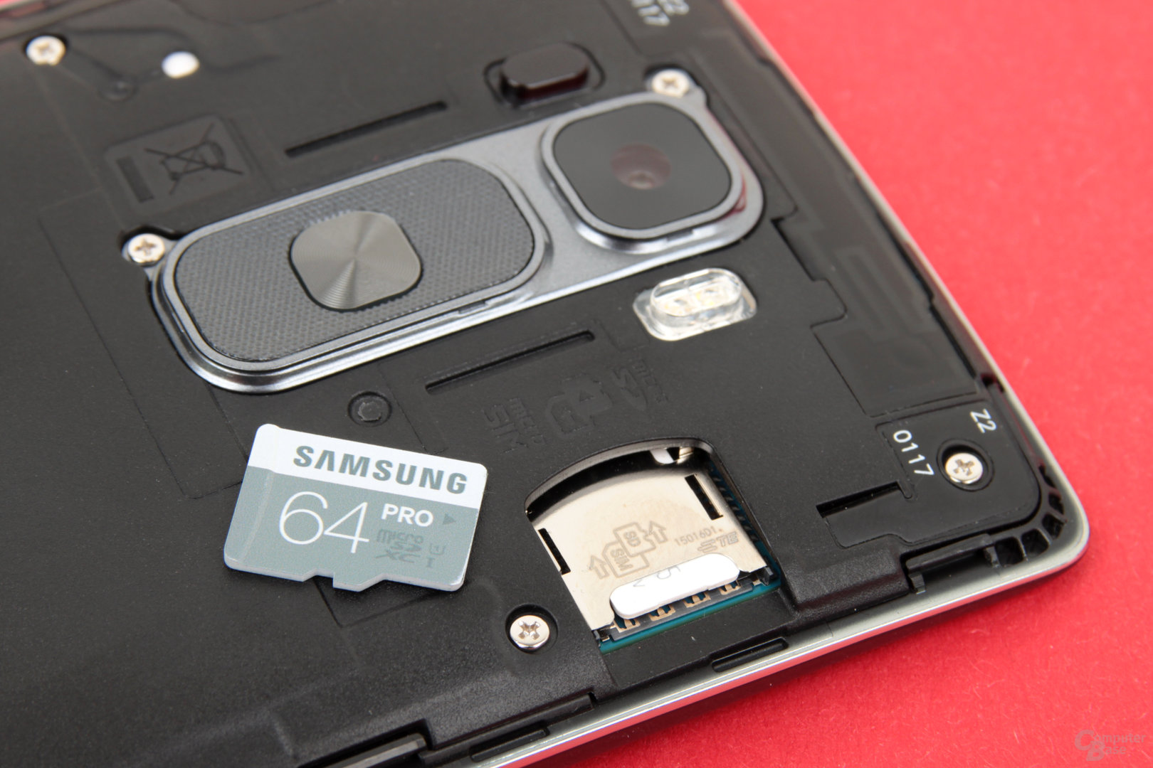 Das G Flex 2 nimmt Micro-SIM und microSD-Karten auf