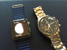 Apple Watch mit Loop-Lederarmband neben Omega Speedmaster Professional