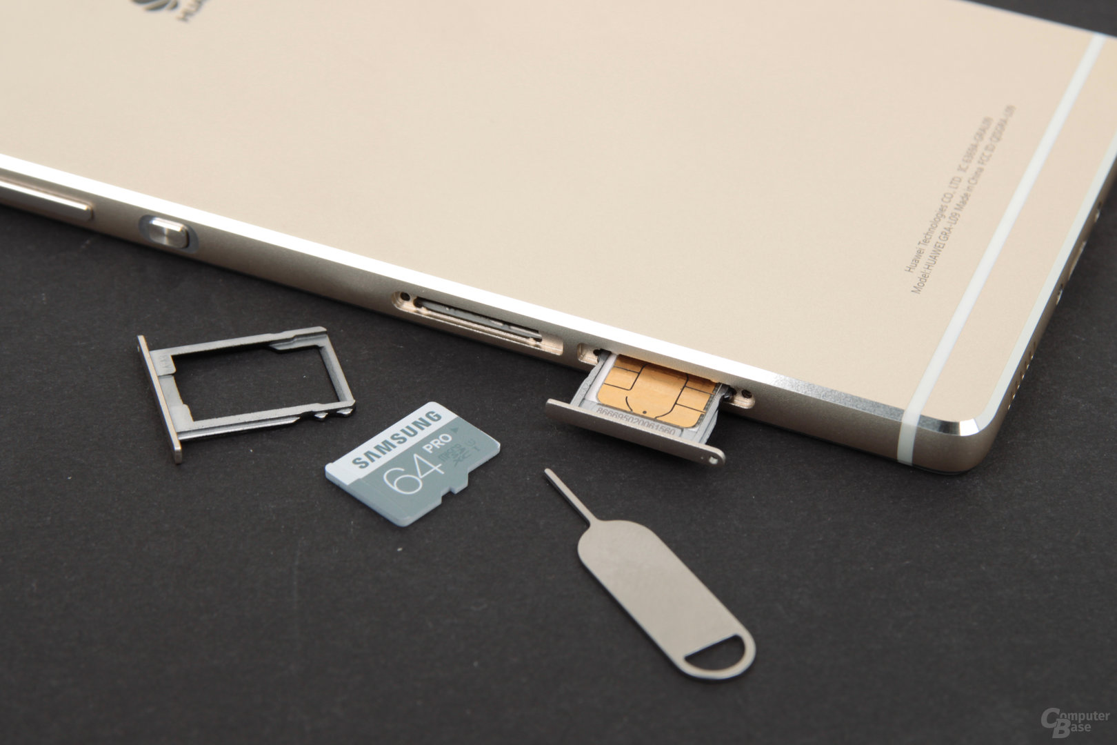 Geöffnete Fächer für Nano-SIM und microSD