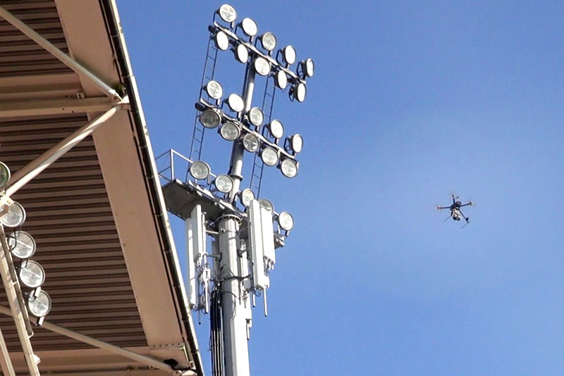 Drohne beim Wartungseinsatz im Stadion