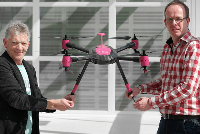 Cliff Sullivan (l.) und Jeffrey Leentjes von T-Mobile Netherlands mit einer der Drohnen