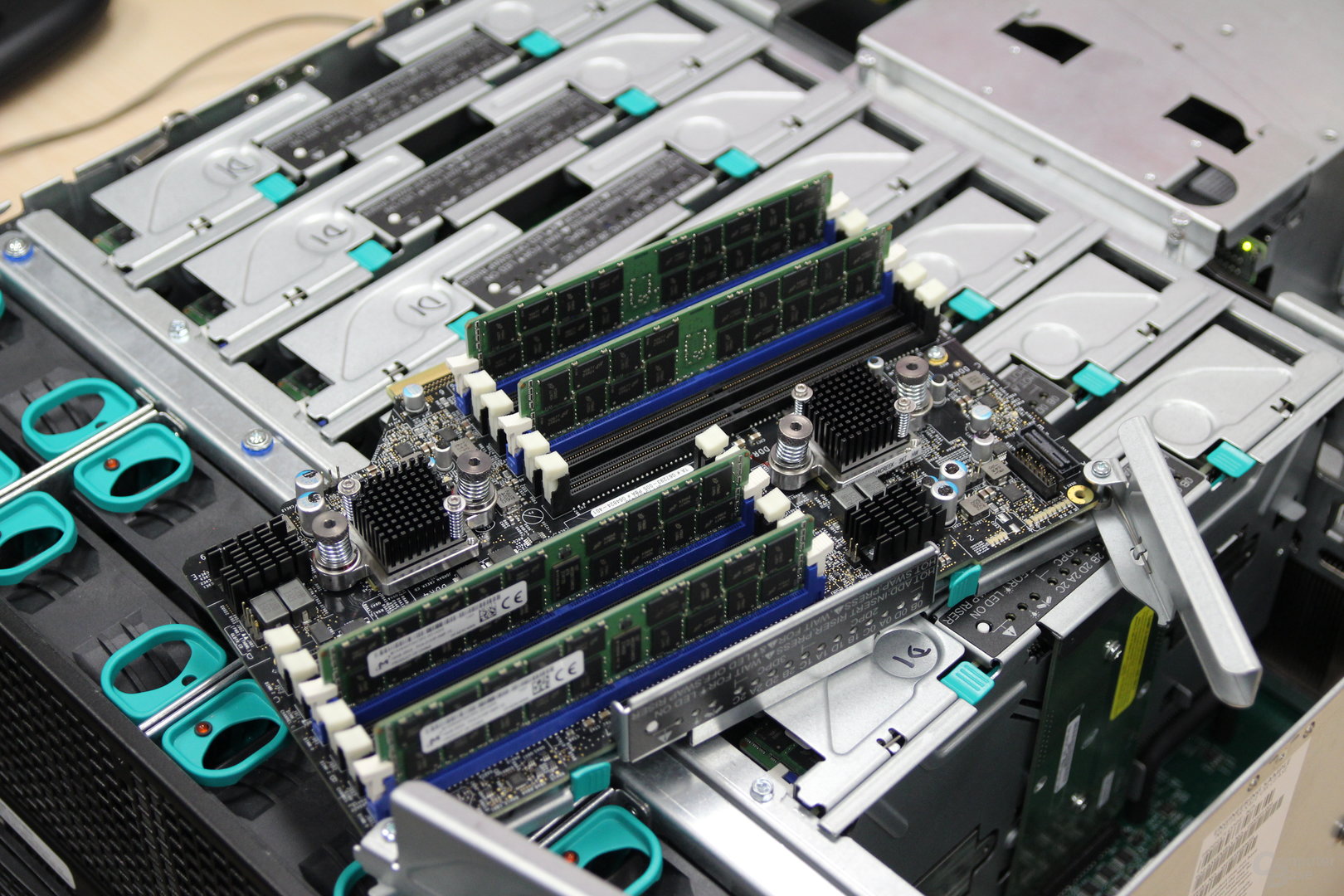 Intel Xeon E7 v3 „Haswell-EX“ – Riser-Karten für Speicher