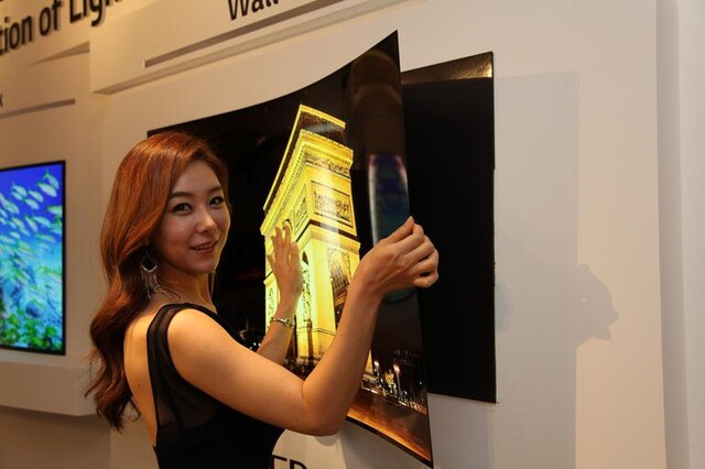 Das biegsame Display hält an einer Magnetmatte