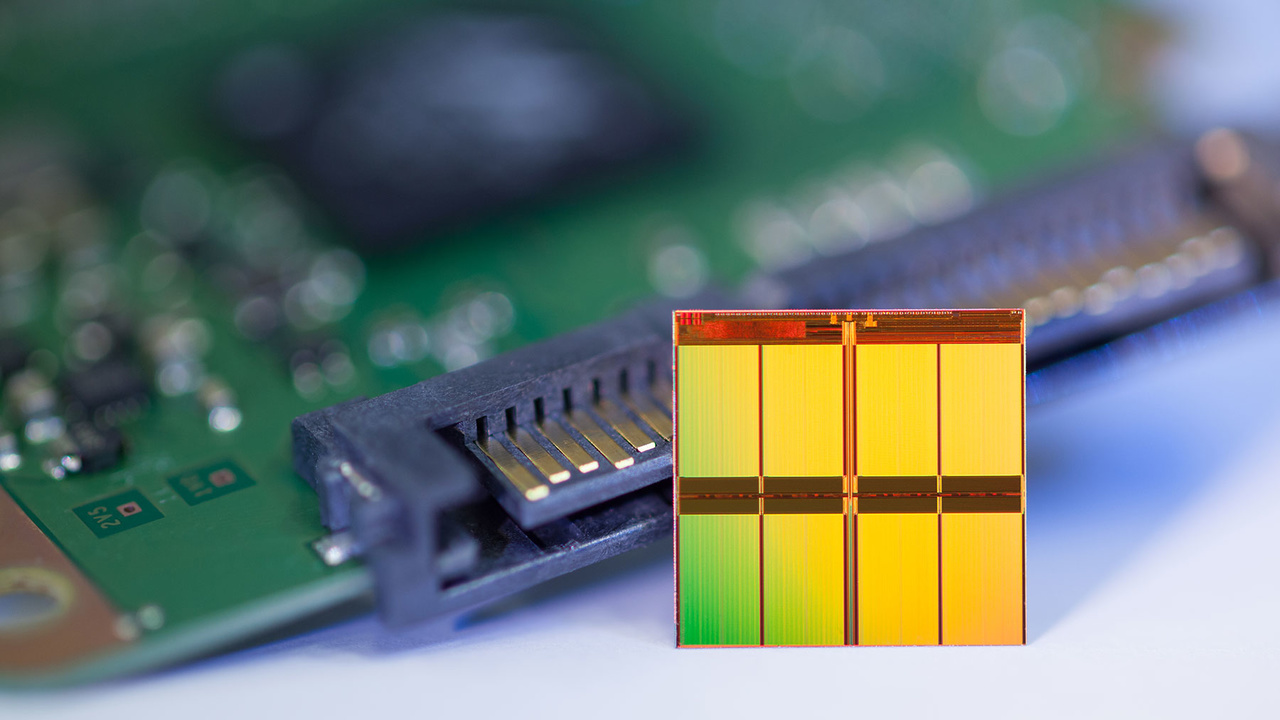 Flash-Speicher: Microns 16-nm-TLC soll im Herbst in SSDs zu finden sein