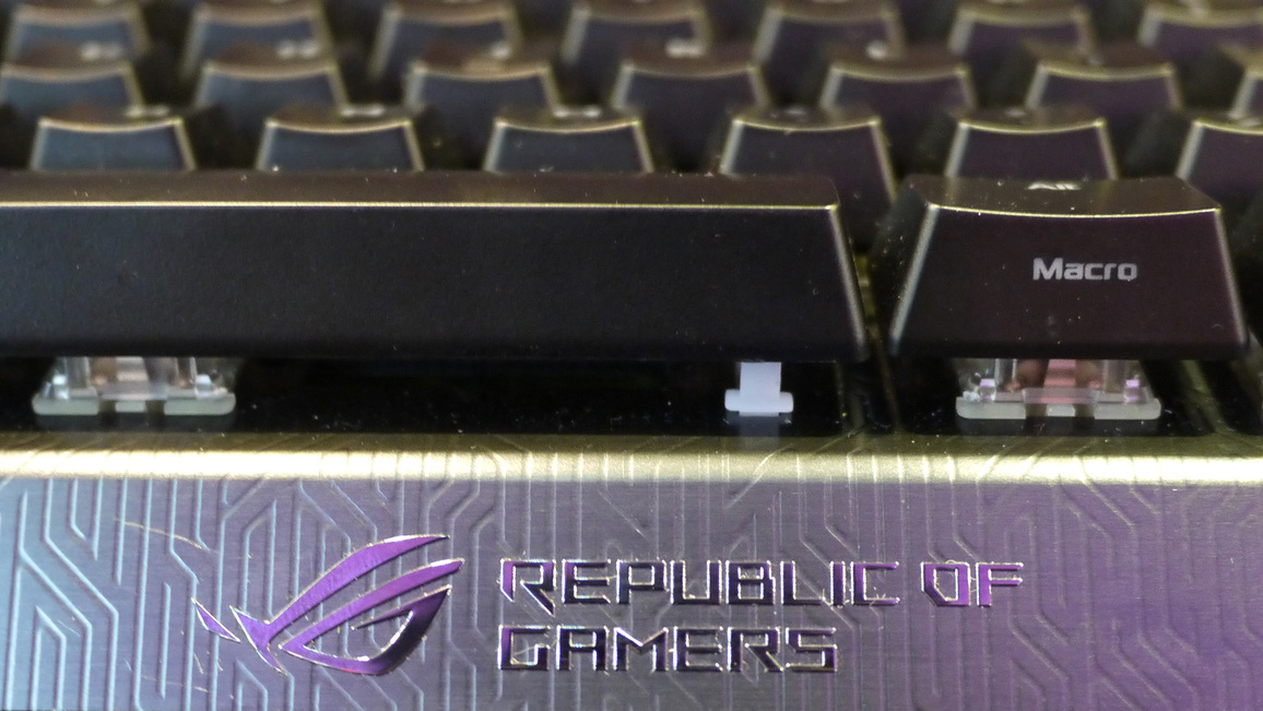 Claymore & Spartha: RGB-Tastatur und Funkmaus  von Asus