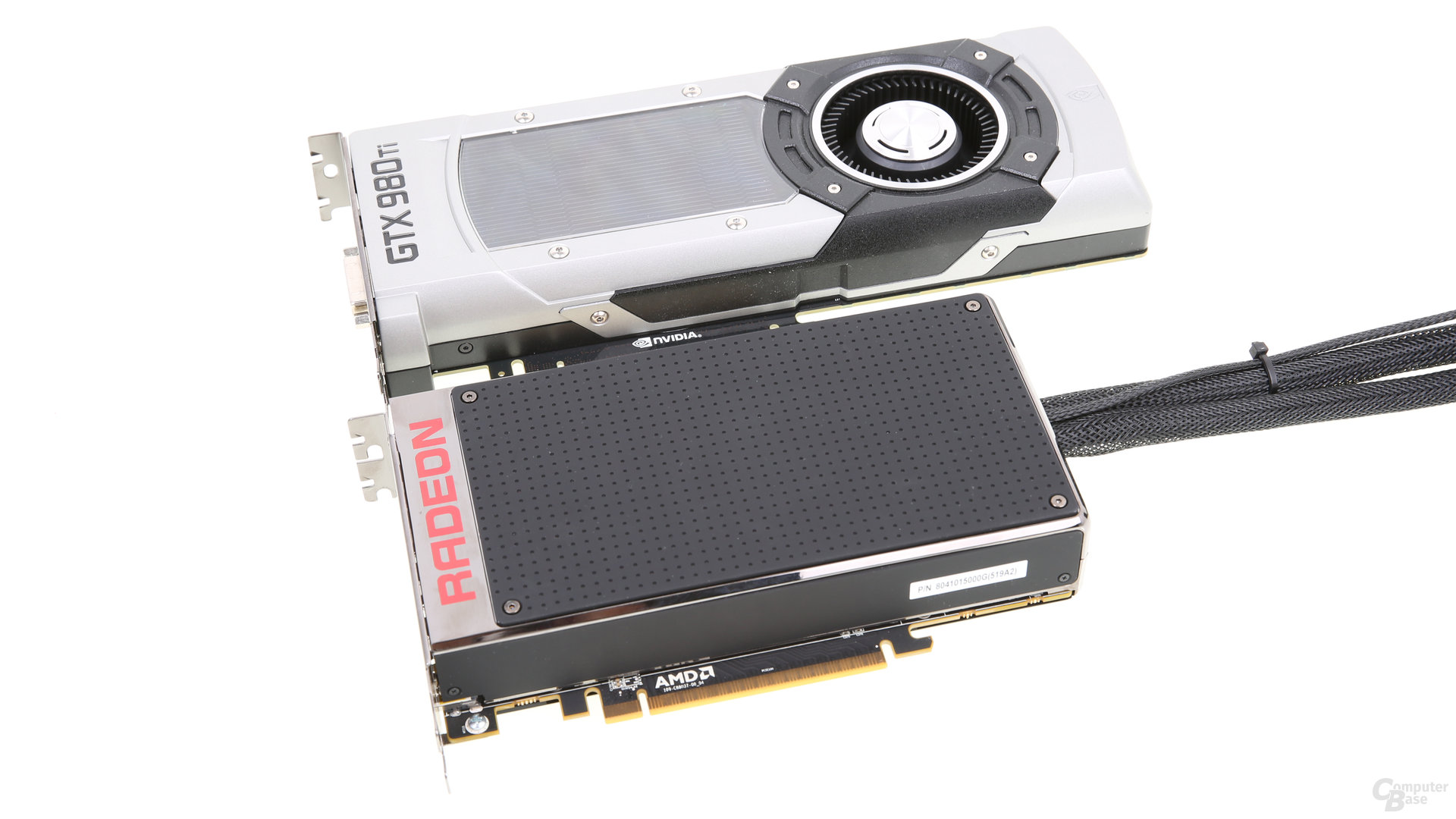 AMD Radeon R9 Fury X (unten) und Nvidia GeForce GTX 980 Ti (oben)