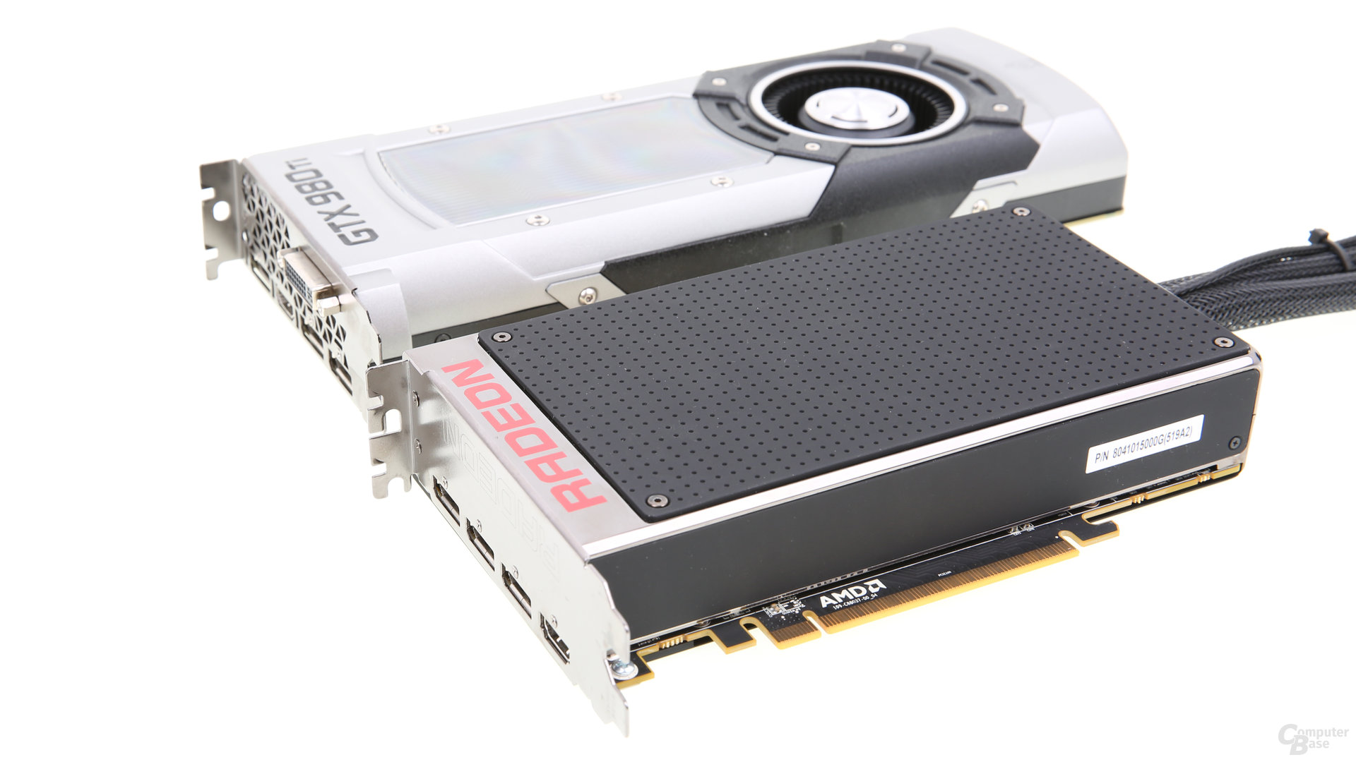 AMD Radeon R9 Fury X (unten) und Nvidia GeForce GTX 980 Ti (oben)