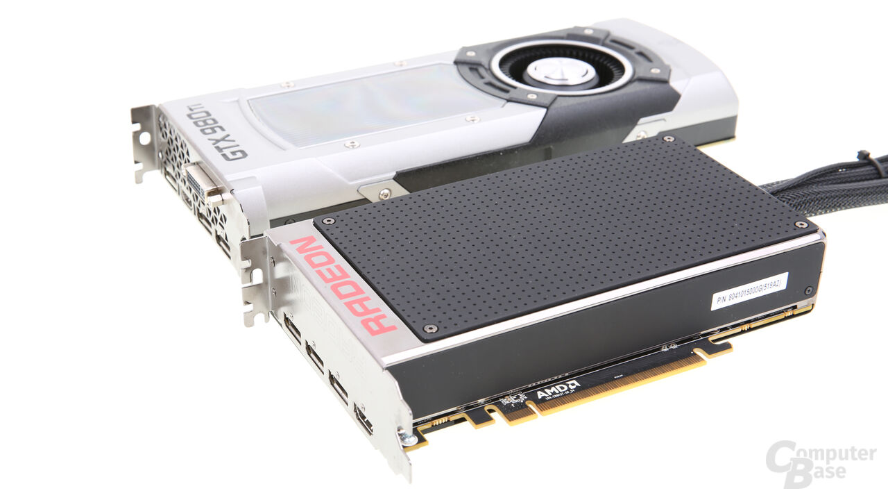 AMD Radeon R9 Fury X (unten) und Nvidia GeForce GTX 980 Ti (oben)