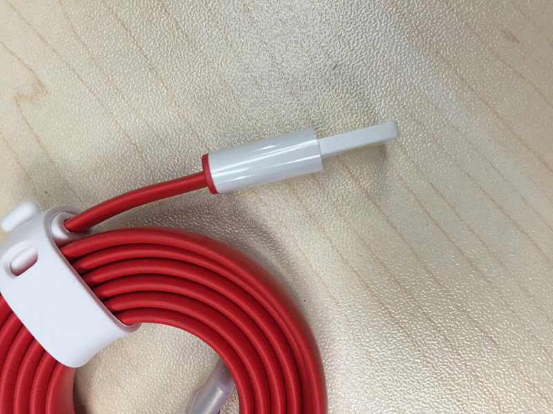 USB-Kabel des OnePlus 2 mit USB Typ C und USB Typ A