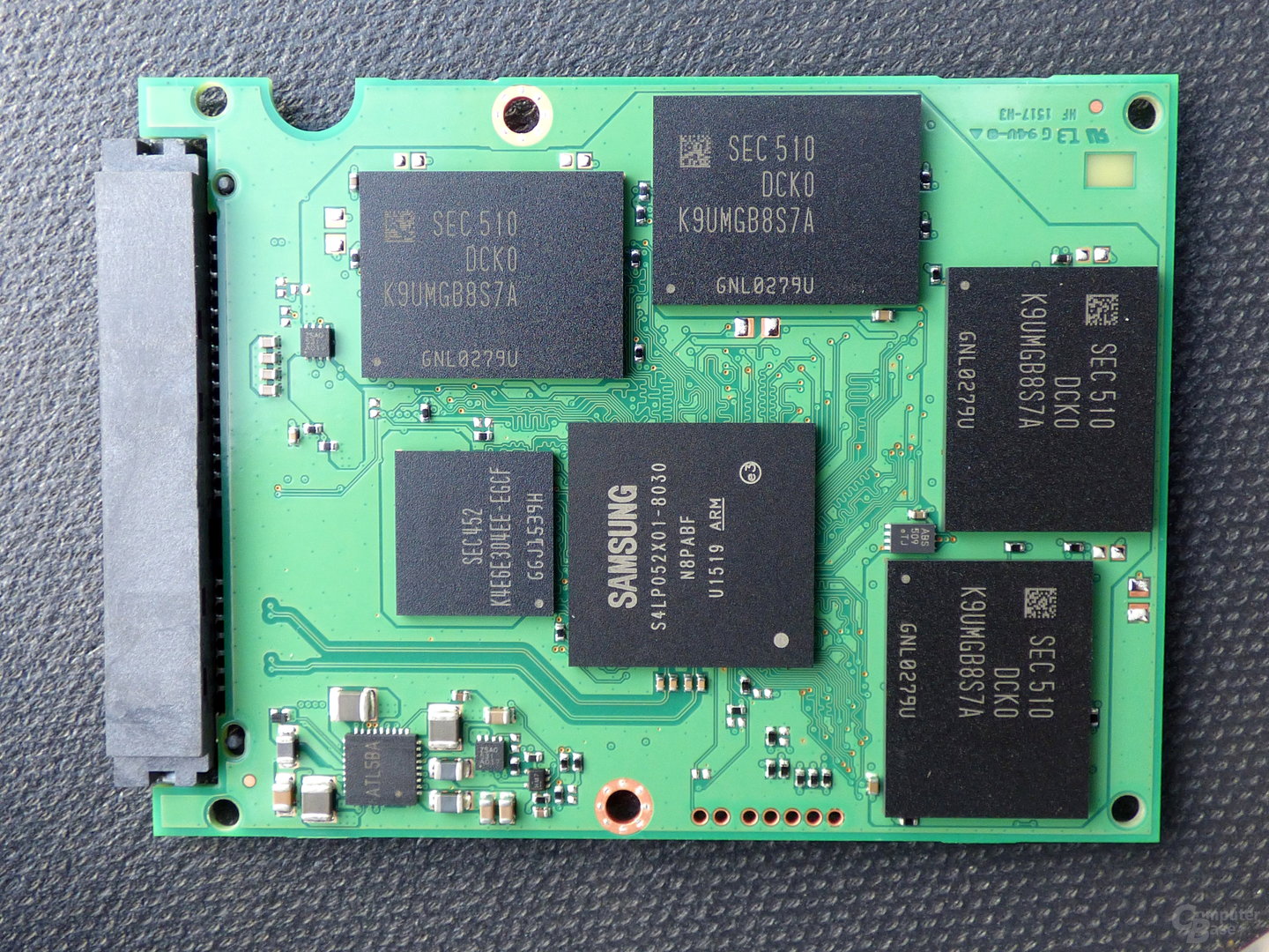 MHX-Controller, 4 NAND-Packages und 1 DRAM-Chip