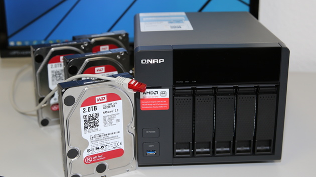 QNAP TS-563 + Synology DS1515+ im Test: High-End-NAS mit AMD-SoC gegen Intel und 4.000 Mbit/s
