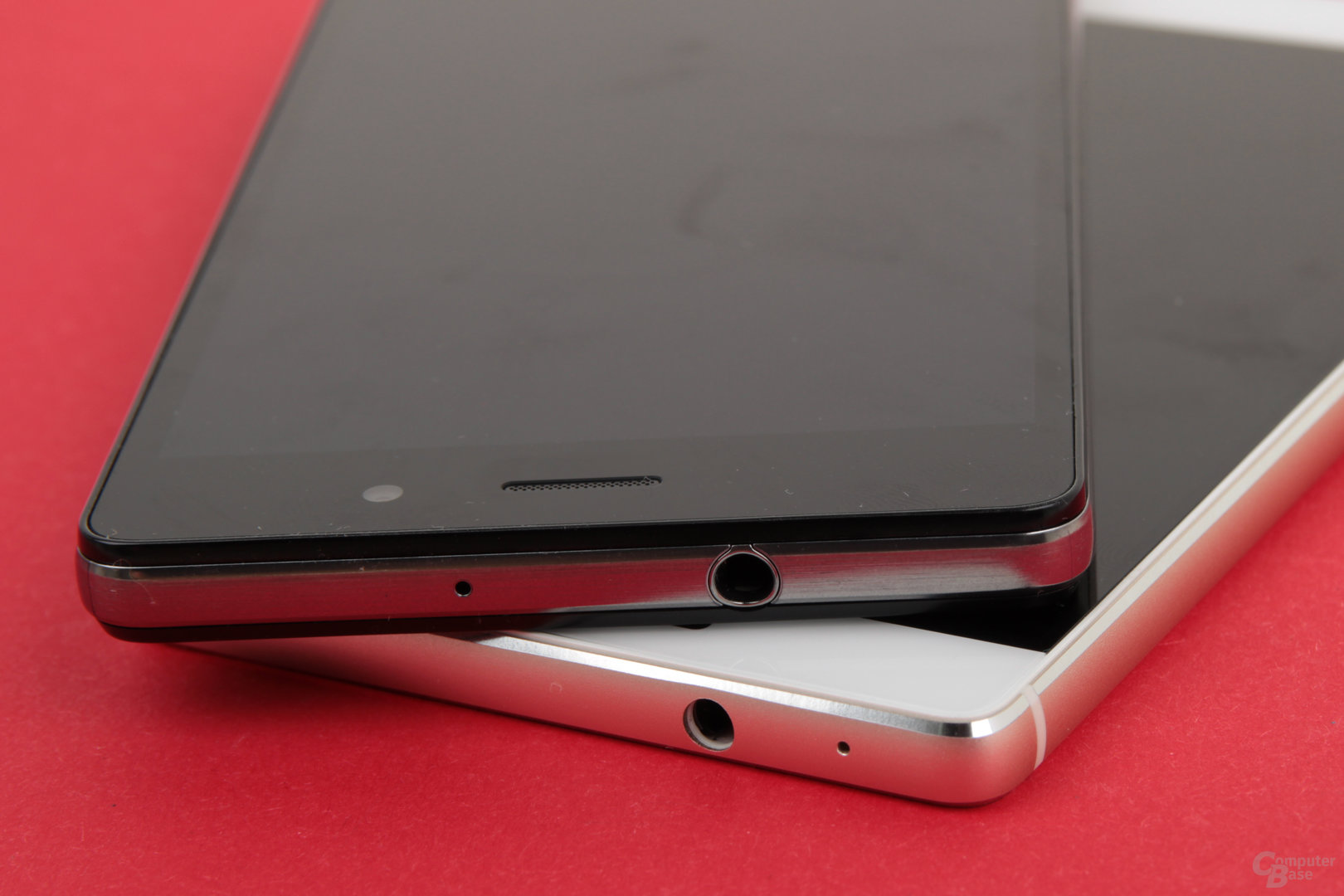 Das P8 Lite kostet halb so viel und ist aus Kunststoff