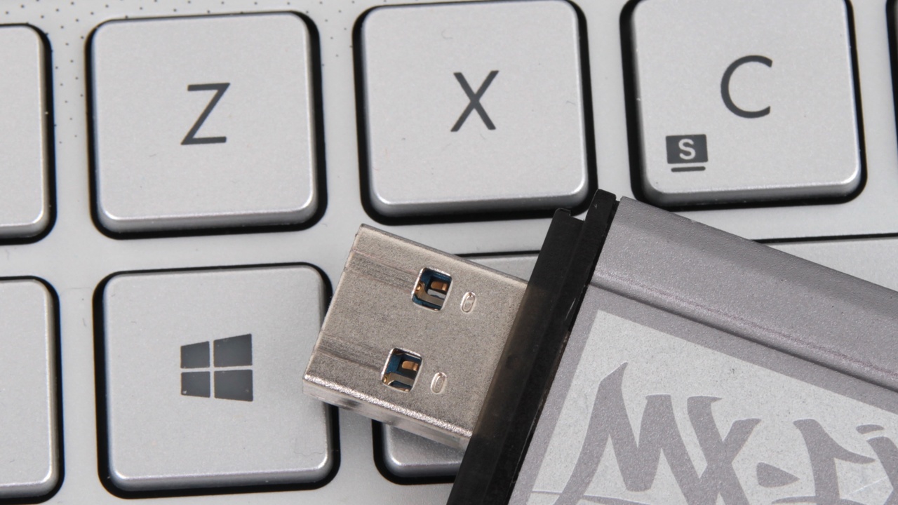 Windows 10: Microsoft bestätigt Vertrieb auf USB-Sticks
