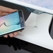 Samsung SE370: PLS-Monitor lädt Smartphones drahtlos mit Qi-Standard