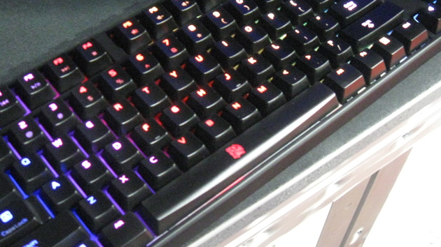 Tt Poseidon Z RGB: Mechanische Taster und RGB-Beleuchtung für 110 Euro