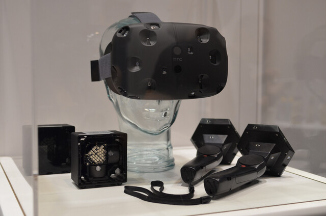 HTC Vive mit zwei „Lighthouse“-Basisstationen (links) und kabellosen VR-Controllern (rechts)