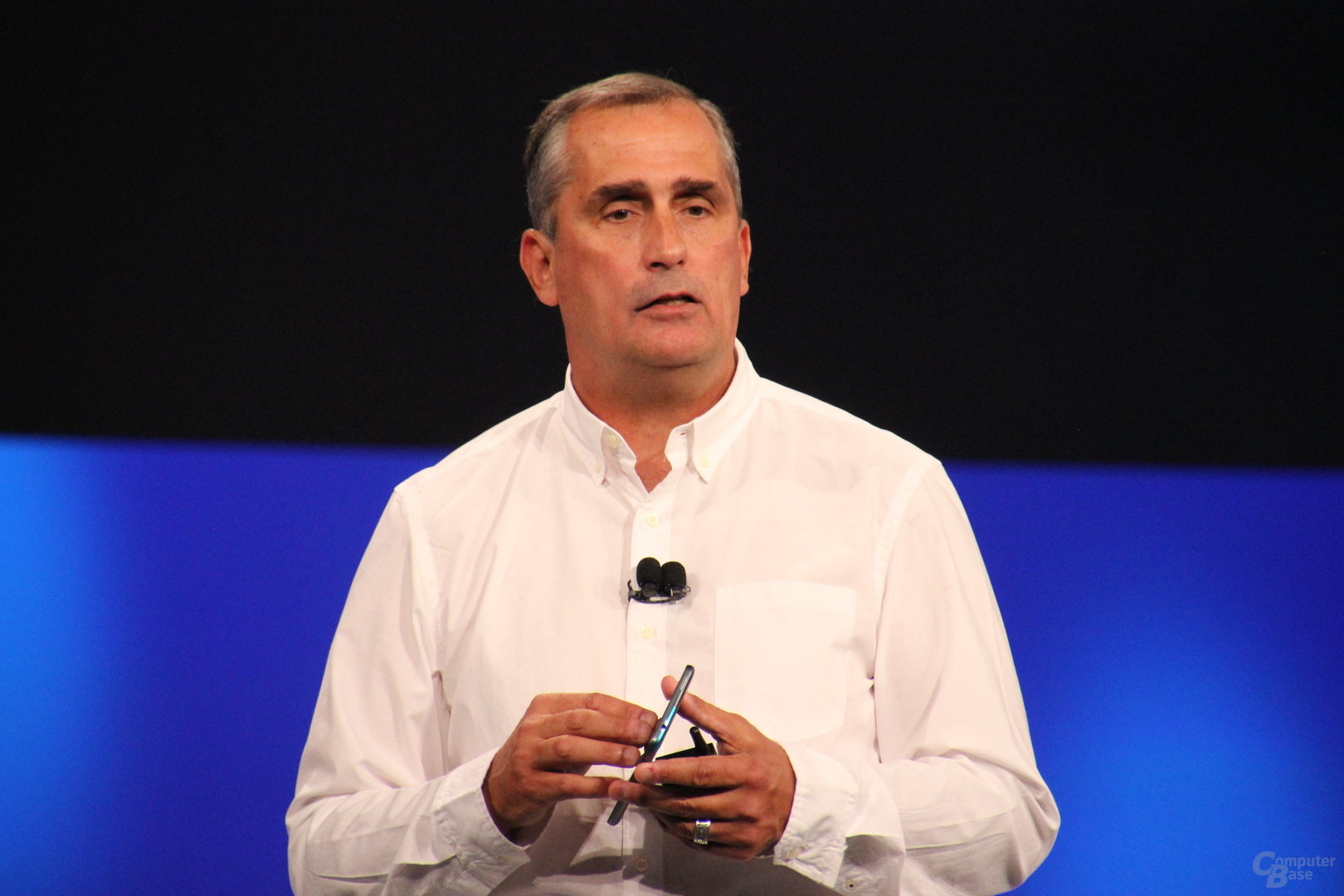Intel-CEO Brian Krzanich zeigt RealSense-Kamera im Smartphone