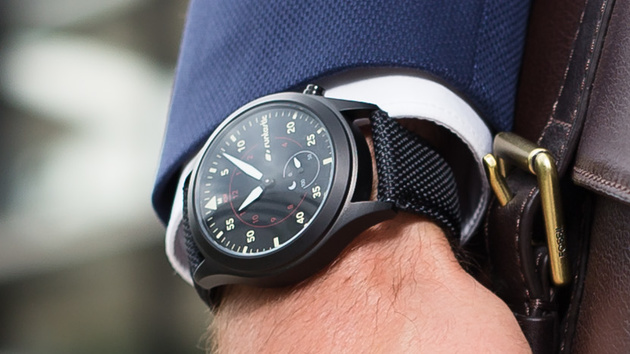 Moment: Runtastic kombiniert klassische Uhr mit Fitnesstracker