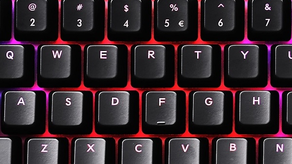 Mechanische Tastatur: Cooler Master Quick Fire XTi bietet 35 Farben durch zwei LEDs