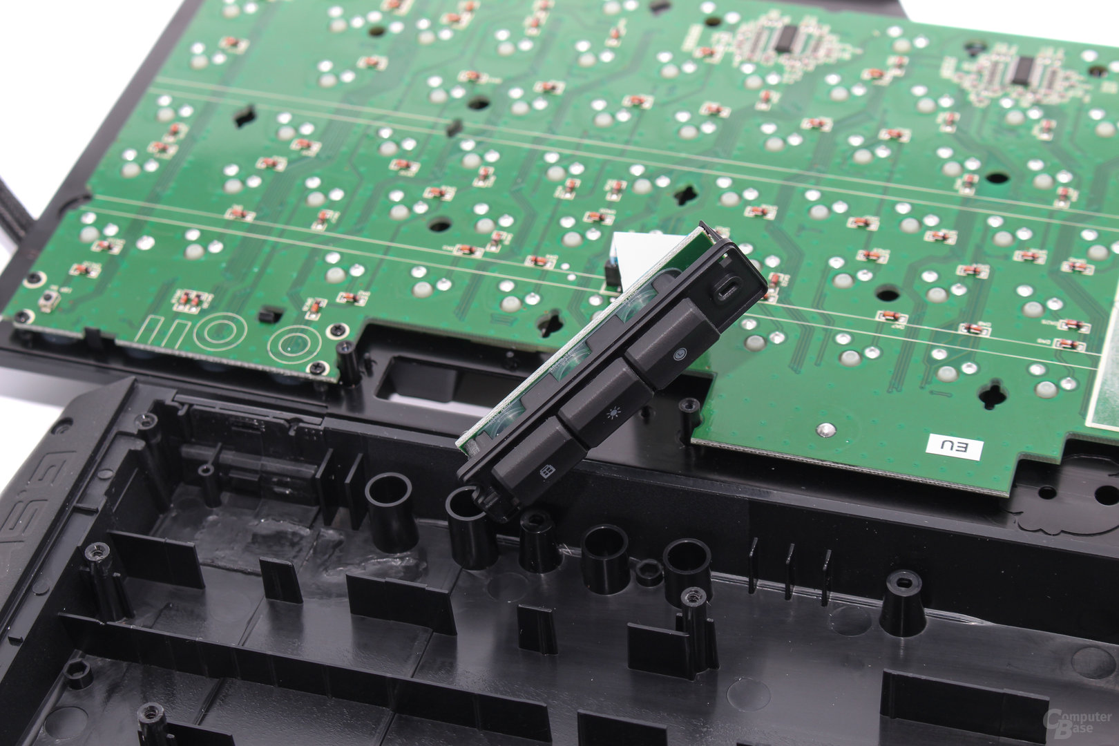 Rubberdome-Zusatztaster sind auf separaten PCBs angeordnet und mit dem Kunststoffmodul sicher arretiert