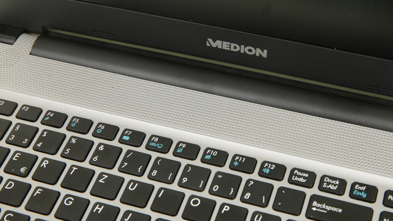 Medion Akoya E6418: Aldi-Notebook mit exotischer CPU und SSD ohne DRAM