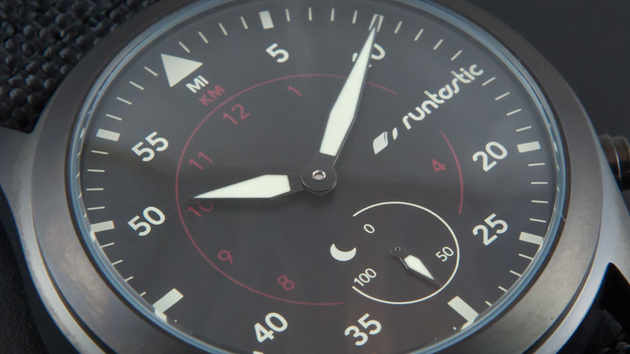 Runtastic Moment im Test: Schwergewichtiger Fitness-Tracker für den Alltag