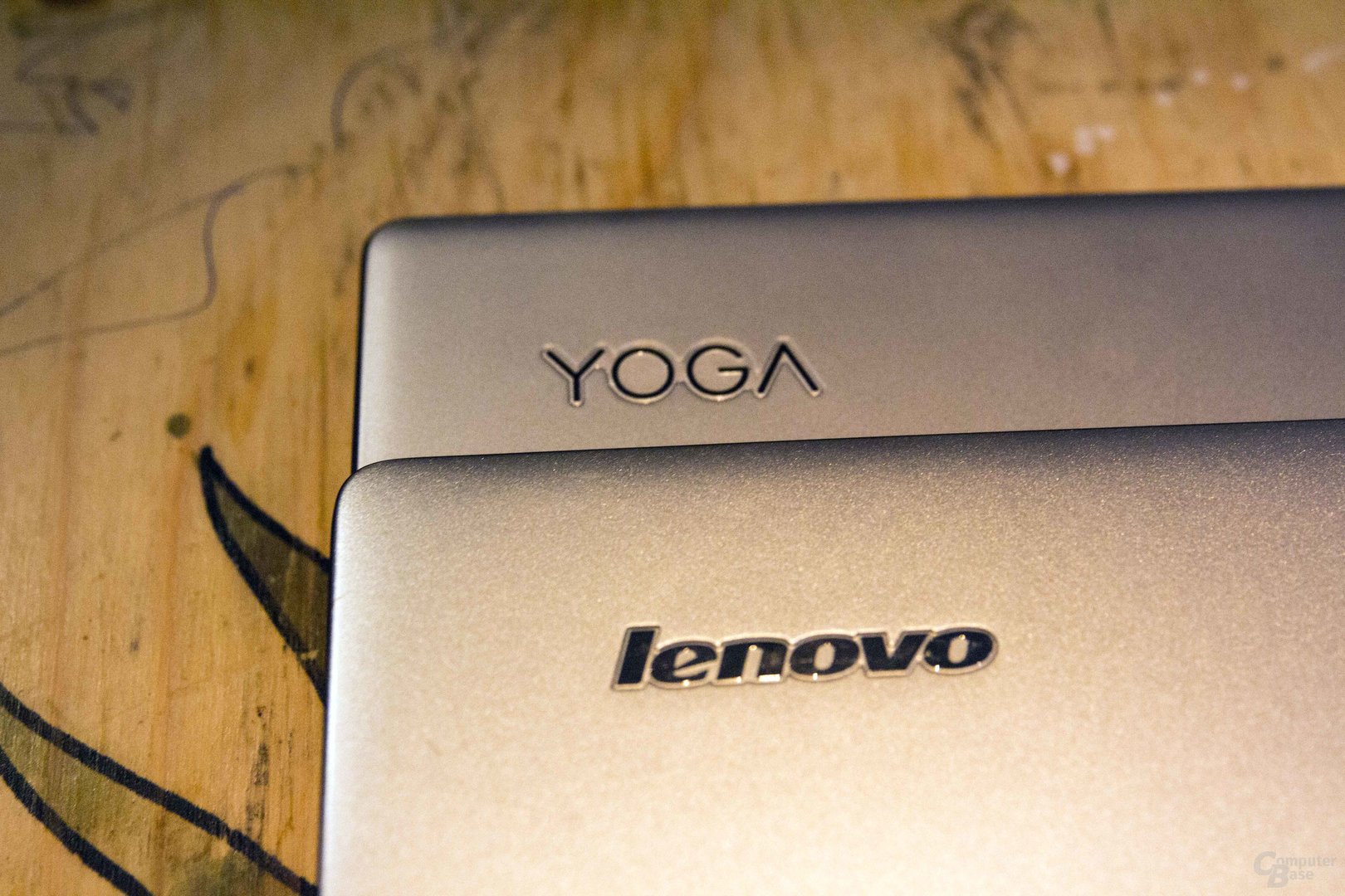 Lenovo Schriftzug und Yoga Branding