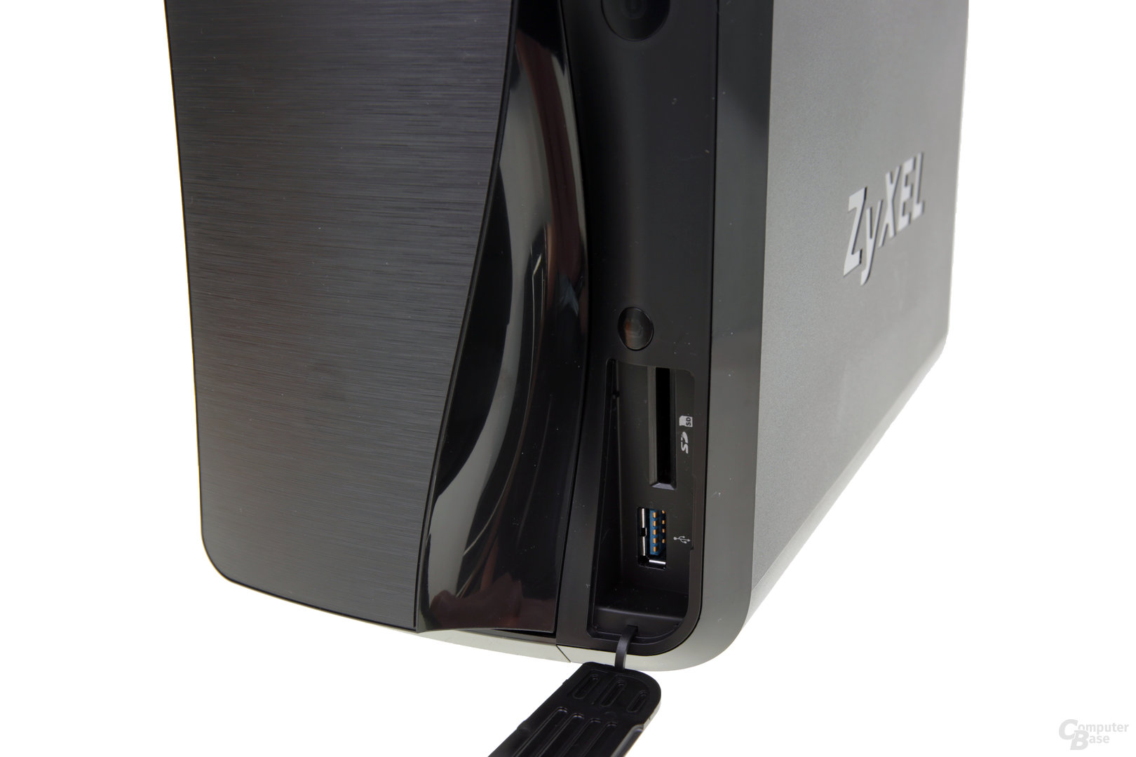ZyXEL NAS520 – USB-Port und SD-Kartenleser stecken hinter einer Abdeckung