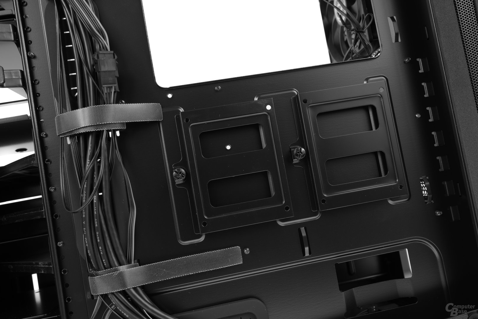 BitFenix Shogun – Zwei weitere 2,5"-Montagemöglichkeiten hinter dem Mainboardtray