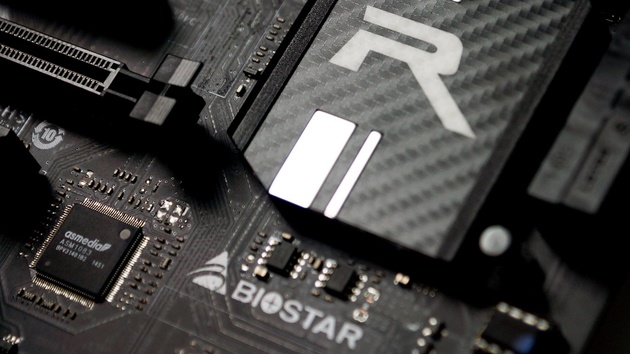 Biostar-Racing-Serie: Drei Mainboards mit LEDs und Carbon für Skylake
