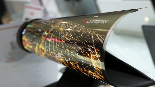 Display-Technik: LG rollt OLED-Display und zeigt 8K auf 98 und 31,5 Zoll