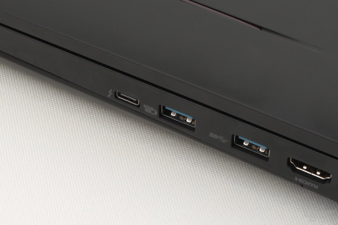 Hinter diesem USB Typ C (links) steckt Thunderbolt 3 mit USB 3.1 und DisplayPort