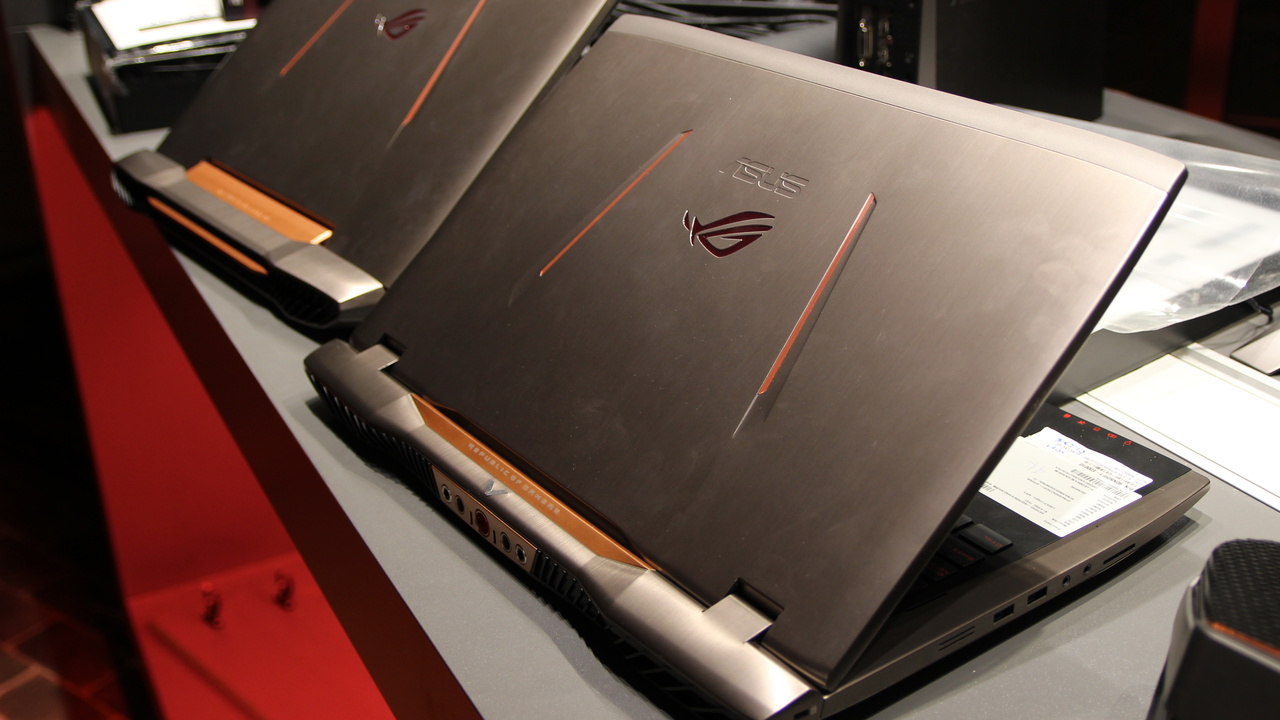 Asus GX700: Laptop mit Wasserkühlung ab 4.499 Euro erhältlich