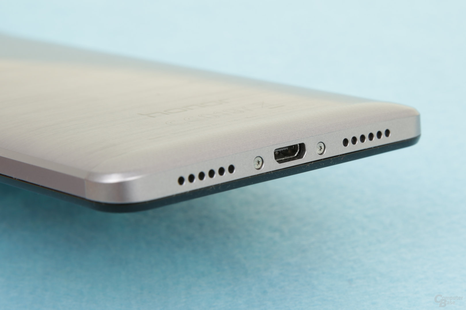 Micro-USB 2.0 und Mono-Lautsprecher links