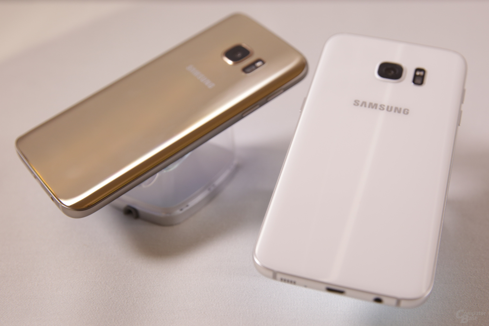 Galaxy S7 in Gold, Galaxy S7 edge in Weiß