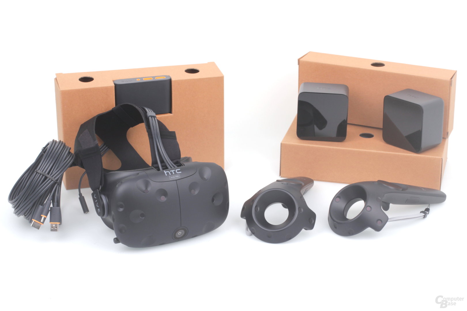 Der Lieferumfang der HTC Vive: VR-Brille, Controller, Link Box und Basisstationen
