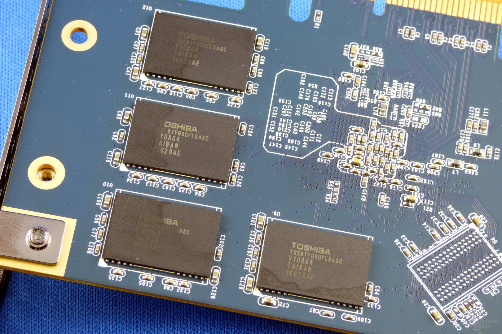 Vier NAND-Packages von Toshiba (15 nm TLC) auf Rückseite