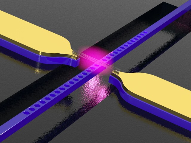 Kohlenstoff-Nanoröhre über einem photonischen Kristall-Wellenleiter mit Elektroden. Die Struktur wandelt elektrische Signale in Licht.