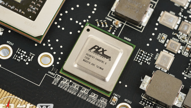 Radeon Pro Duo: AMDs Dual-Fiji-Grafikkarte im Detail fotografiert
