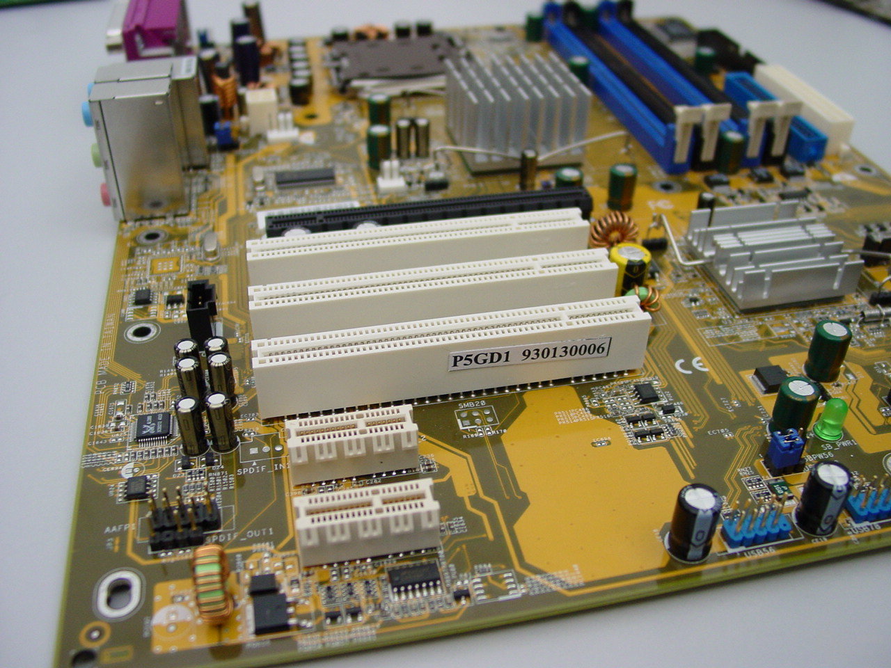 Asus P5GD1 mit zwei PCI Express x1 Steckplätzen