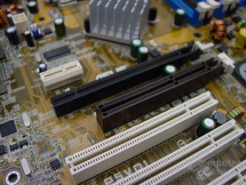 Asus P5VD1 mit AGP und PCI Express x16 Steckplätzen